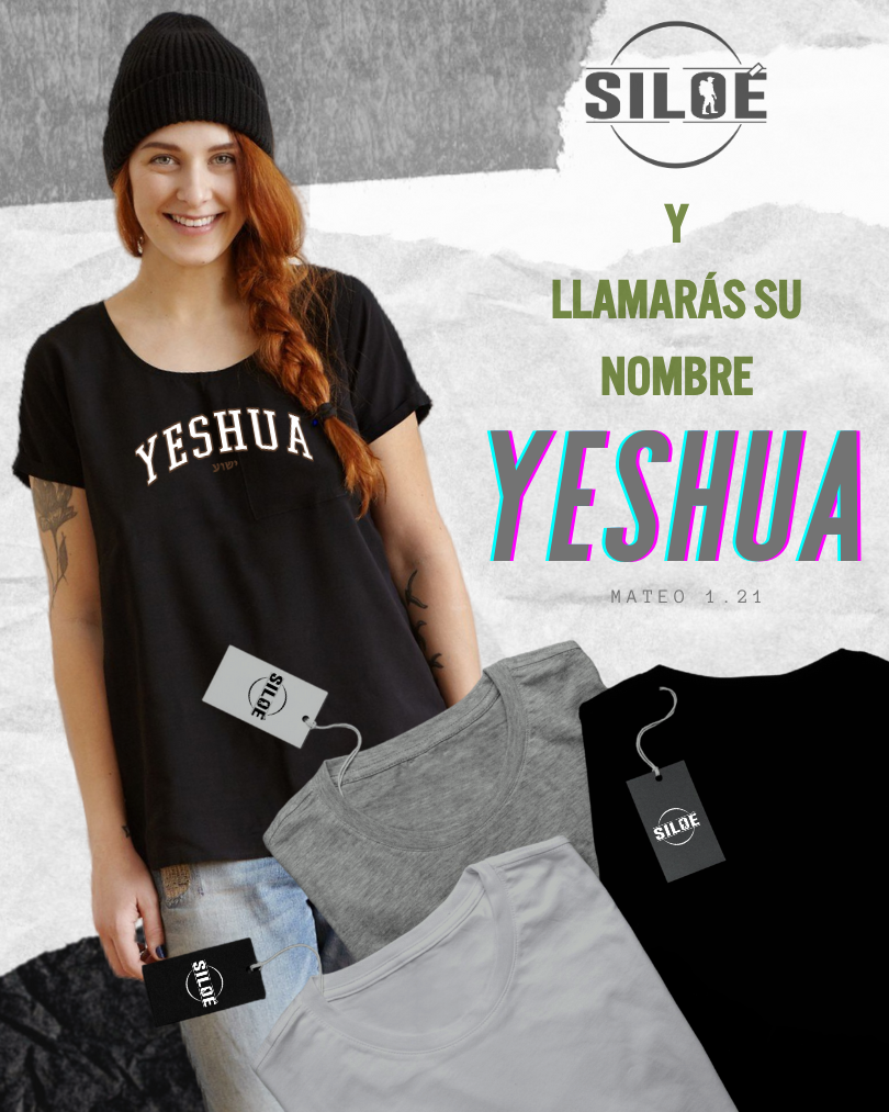 Mujer usando playeras personalizadas cristianas con la palabra Yeshua en diseño tipográfico, acompañada de otras camisetas Siloé en diferentes colores.