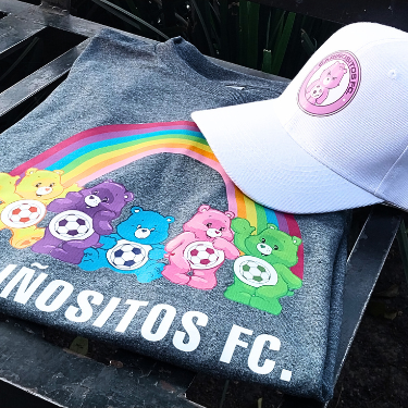 Playera y gorra personalizadas del equipo “Vinositos FC” con diseño colorido de osos y balón, elaboradas por Siloé con impresión de alta calidad.