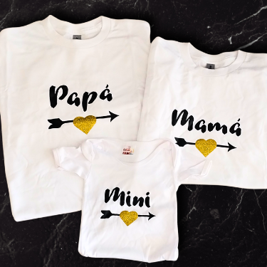 Playeras personalizadas para familia con diseños “Papá”, “Mamá” y “Mini”, estampadas en vinil con corazón dorado y flecha, hechas por Siloé.
