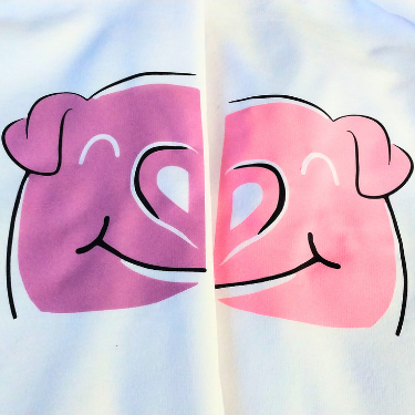 Diseño de dos cerditos rosas formando un corazón cuando las playeras se juntan, impresión personalizada realizada por Siloé.