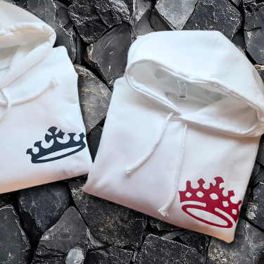 Sudaderas cristianas blancas con diseño de corona en vinil, ideales para pedidos personalizados y ropa con mensaje inspirador de Siloé.